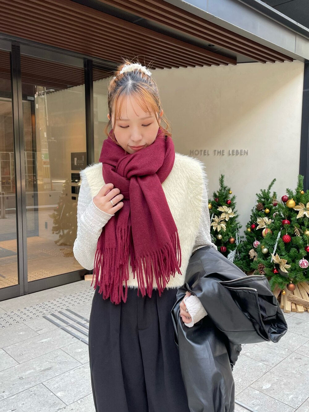 ブラック系のスニーカー、ブラック系のその他パンツ、ブラック系のブルゾンを着用したレディースの冬コーディネートの3枚目の写真