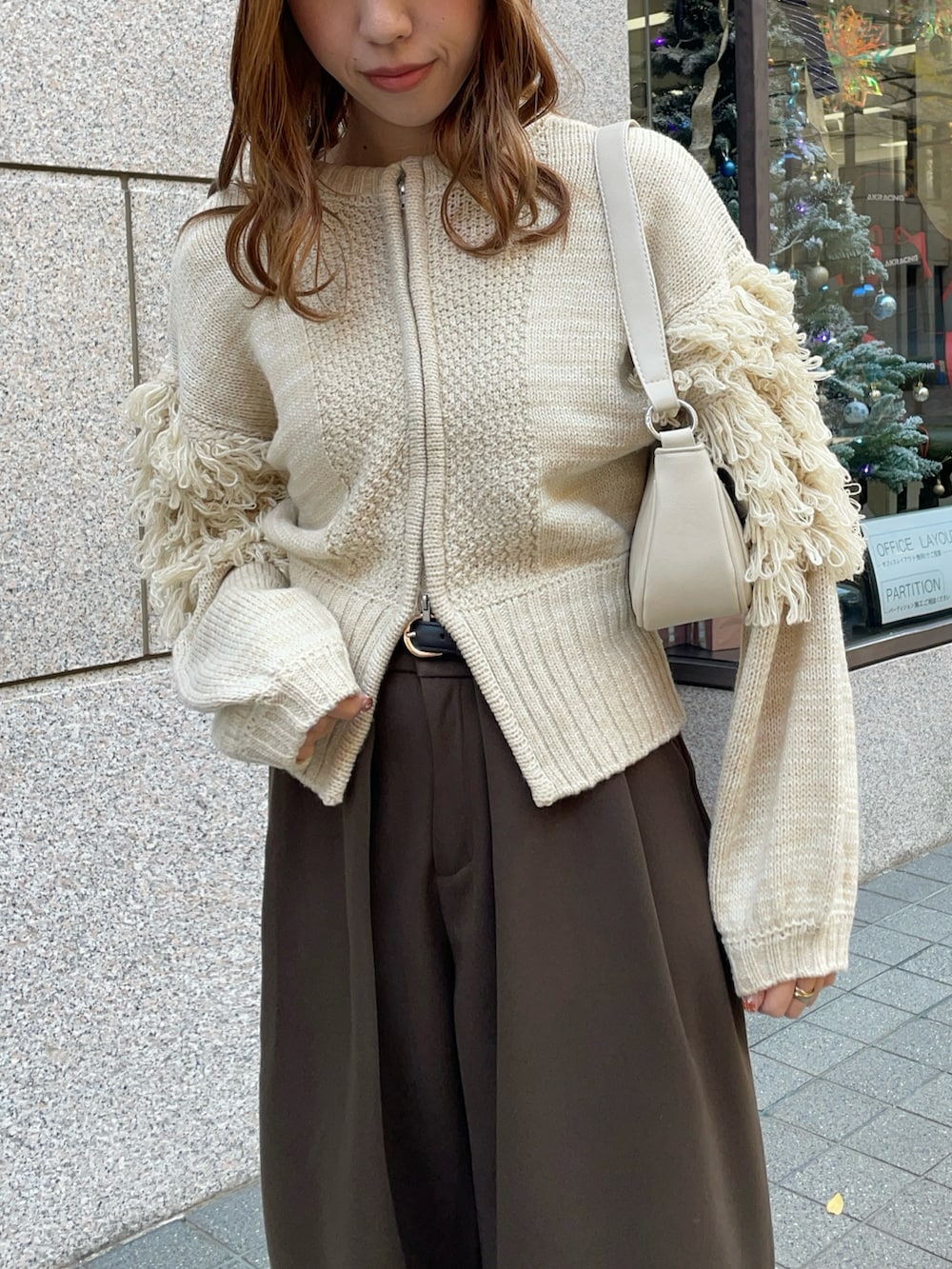 「冬コーデ、クリスマスに着たい服、マイベストコーデ2024、ニットコーデ、ブラウン、ショルダーバッグ、厚底ブーツ、ローファー、デートコーデ、ニット、カーディガン、カーディガン男子、ラフコーデ、おでかけコーデ、クリスマスコーデ」｜「cheriellaの【cheriella】ベルト付きタックワイドパンツ（その他パンツ、ブラウン系）」を使った、bitaさん（骨格ストレート・レディース・162cm）の冬コーディネートの3枚目の写真