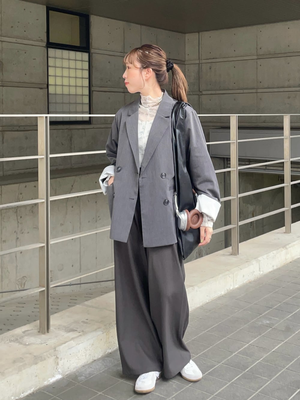 ブラック系のトートバッグ、グレー系のテーラードジャケット、ホワイト系のTシャツ/カットソーを着用したレディースの春コーディネートの2枚目の写真