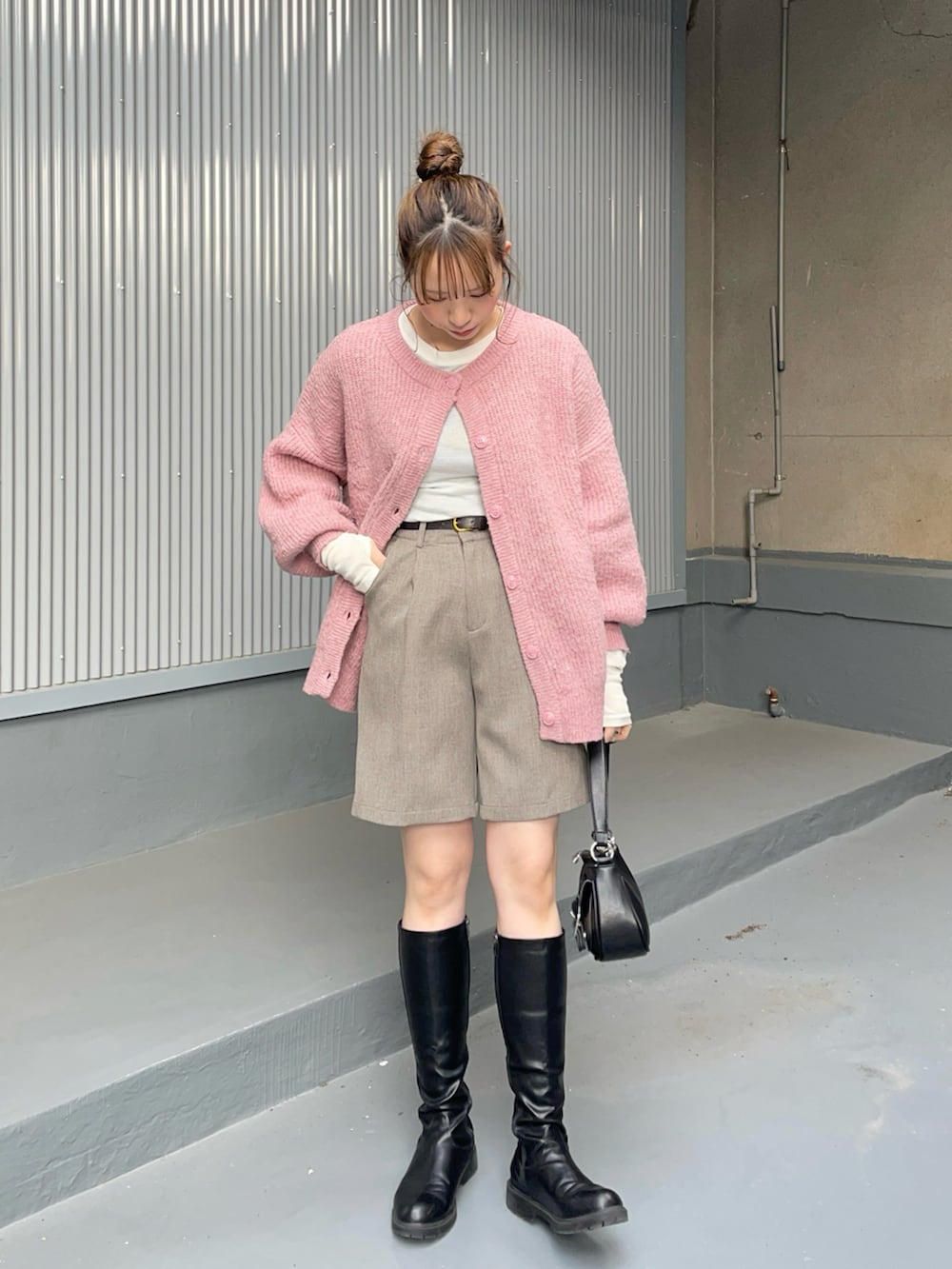 ブラック系のブーツ、ブラック系のショルダーバッグ、ブラウン系のその他パンツを着用したレディースの冬コーディネートの3枚目の写真