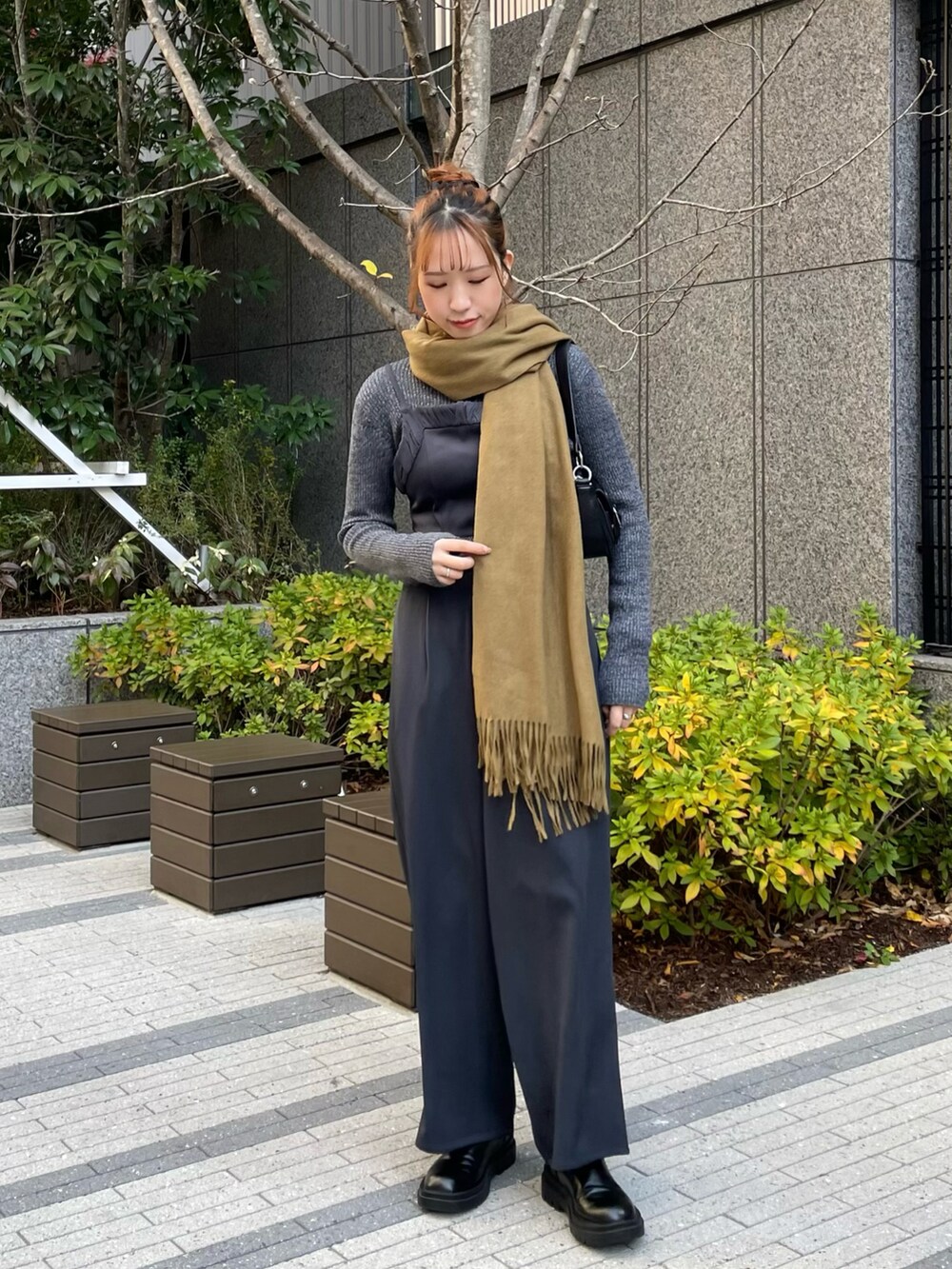 ブラック系のブーツ、グレー系のセットアップ、グレー系のニット/セーターを着用したレディースの冬コーディネートの2枚目の写真