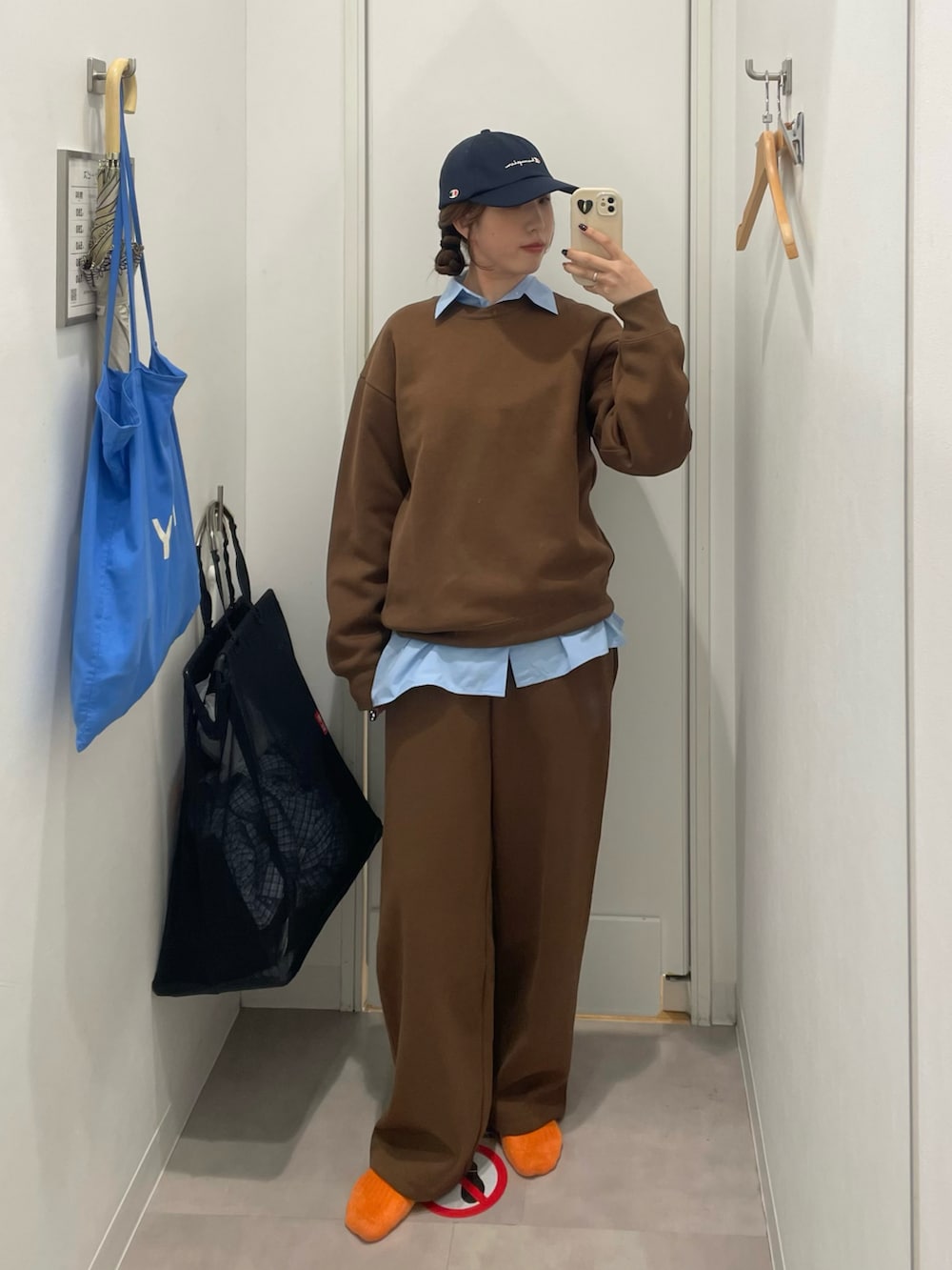 ブルー系のシャツ/ブラウス、ブラウン系のトップス、ブラウン系のスウェットパンツを着用したレディースの秋コーディネートの2枚目の写真