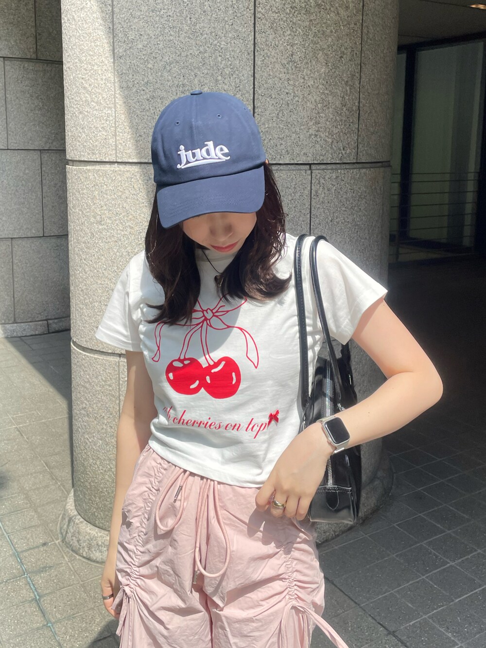 ピンク系のその他パンツ、グレー系のスニーカー、ブラック系のショルダーバッグを着用したレディースの春コーディネートの5枚目の写真