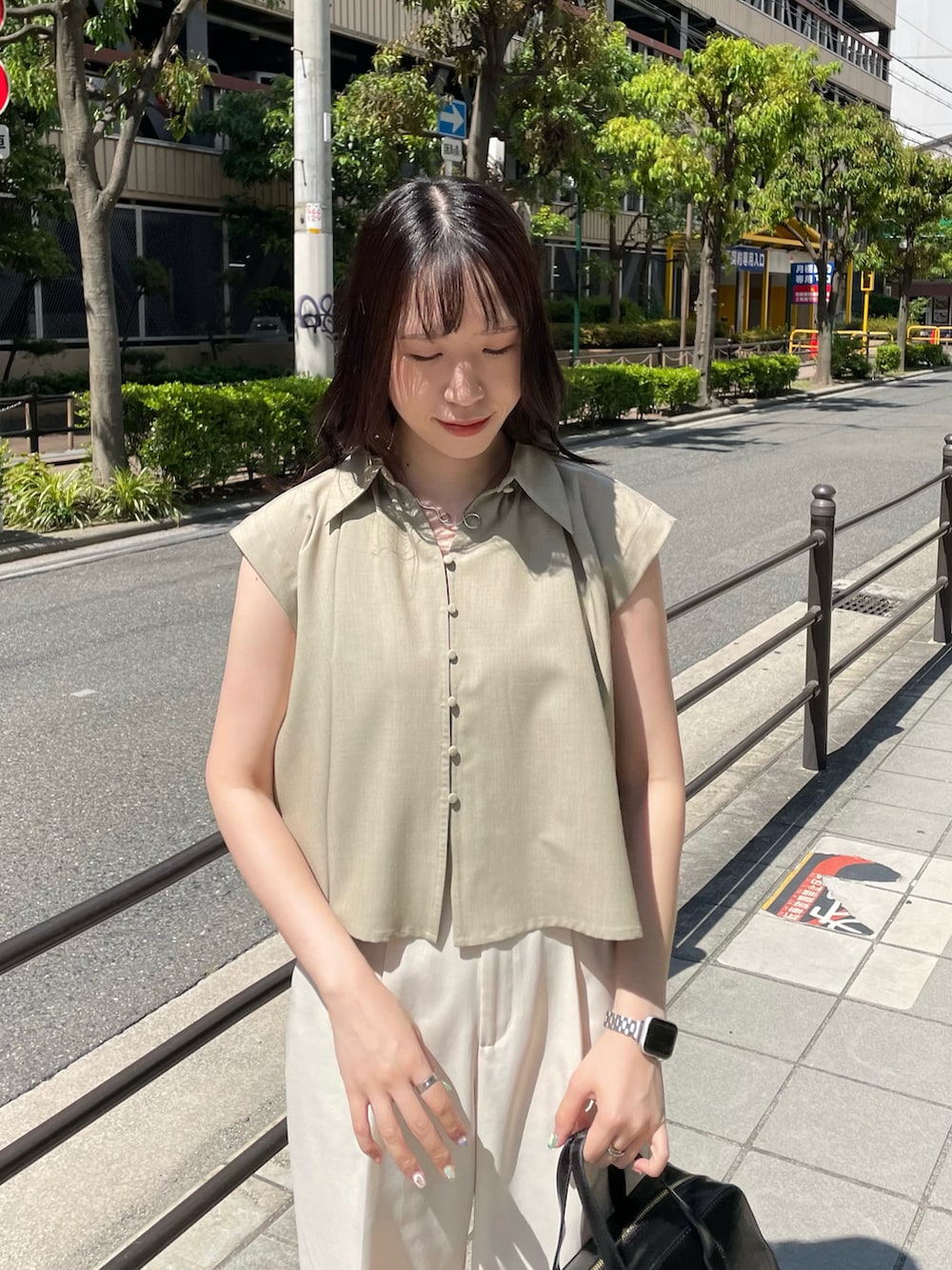 ホワイト系のスラックス、ホワイト系のスニーカー、ベージュ系のシャツ/ブラウスを着用したレディースの夏コーディネートの4枚目の写真