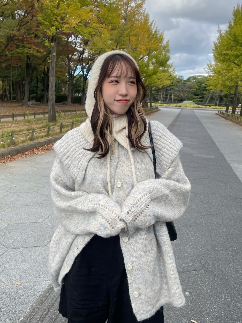 ブラック系のブーツ、グレー系のニット/セーター、ブラック系のパンツを着用したレディースの秋コーディネートの5枚目の写真