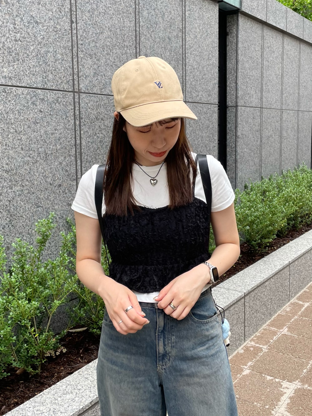 ブラック系のキャミソール、ホワイト系のTシャツ/カットソー、ブルー系のデニムパンツを着用したレディースの夏コーディネートの4枚目の写真