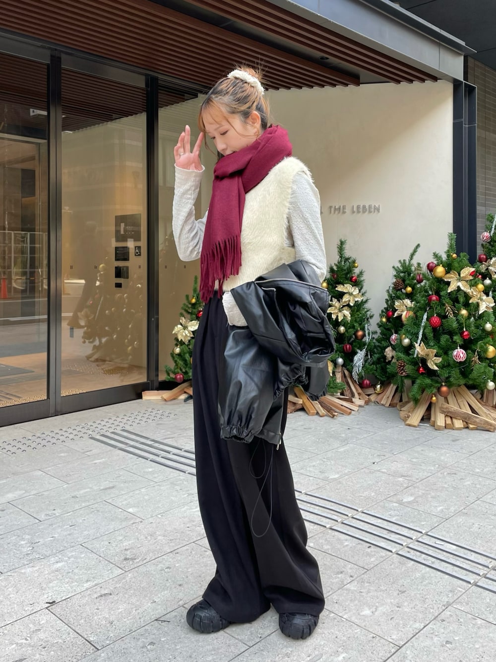 ブラック系のスニーカー、ブラック系のその他パンツ、ブラック系のブルゾンを着用したレディースの冬コーディネートの2枚目の写真