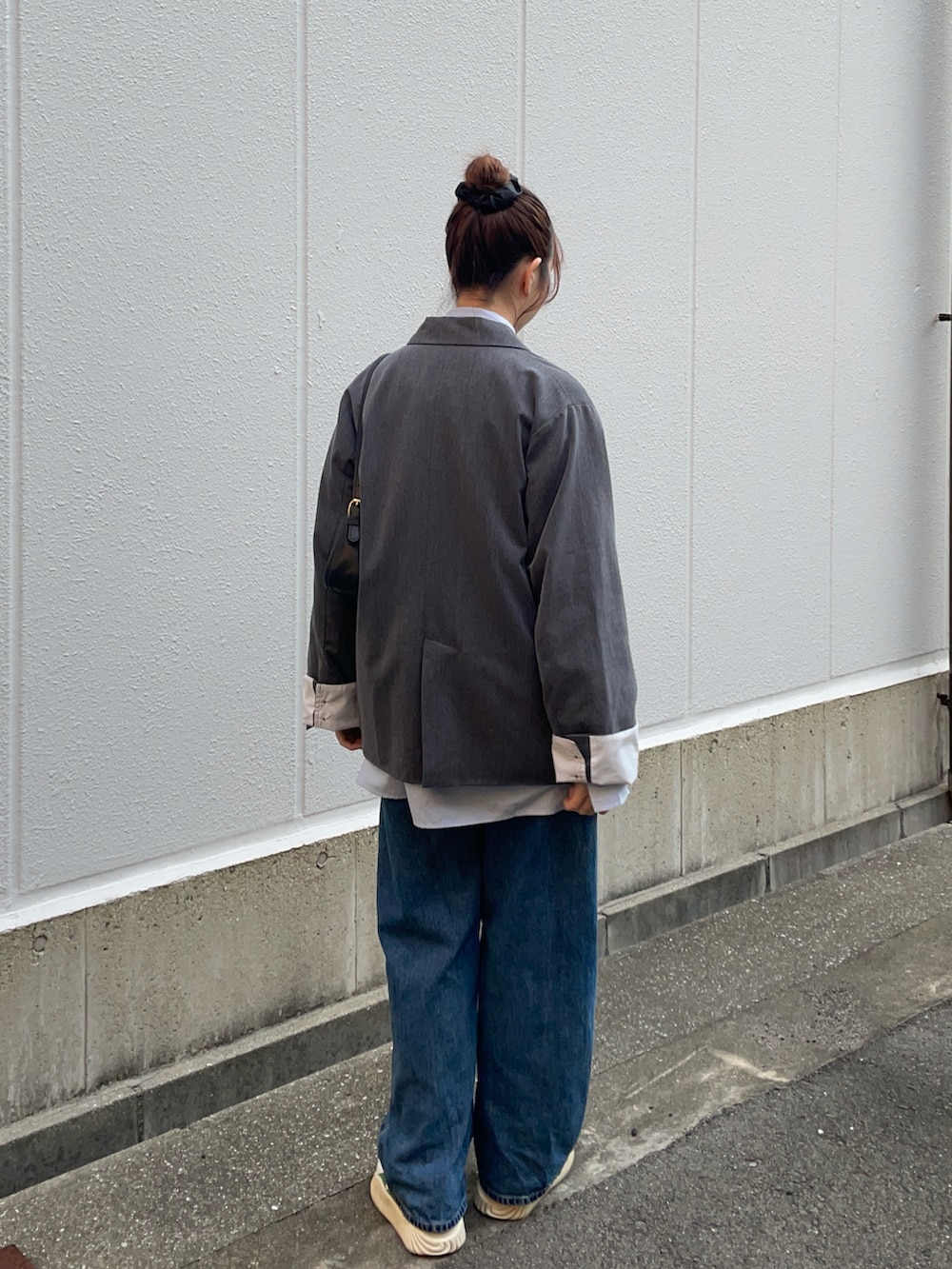 ベージュ系のスニーカー、ブルー系のシャツ/ブラウス、グレー系のテーラードジャケットを着用したレディースの冬コーディネートの2枚目の写真