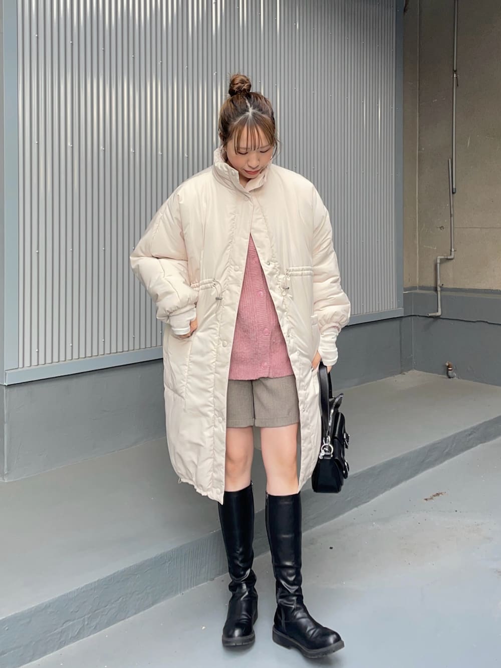 ブラック系のブーツ、ブラック系のショルダーバッグ、ブラウン系のその他パンツを着用したレディースの冬コーディネートの4枚目の写真