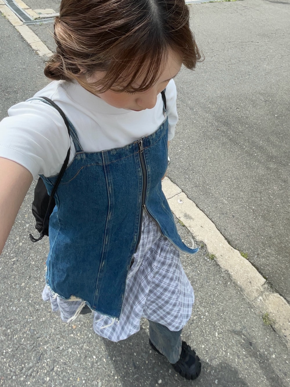 ホワイト系のTシャツ/カットソー、ブルー系のキャミソール、シルバー系のトートバッグを着用したレディースの夏コーディネートの4枚目の写真