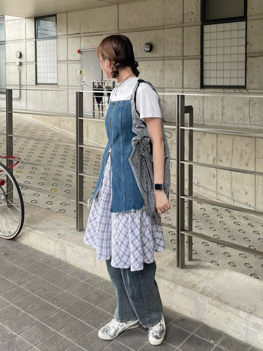 ホワイト系のTシャツ/カットソー、ブルー系のキャミソール、シルバー系のトートバッグを着用したレディースの夏コーディネートの2枚目の写真