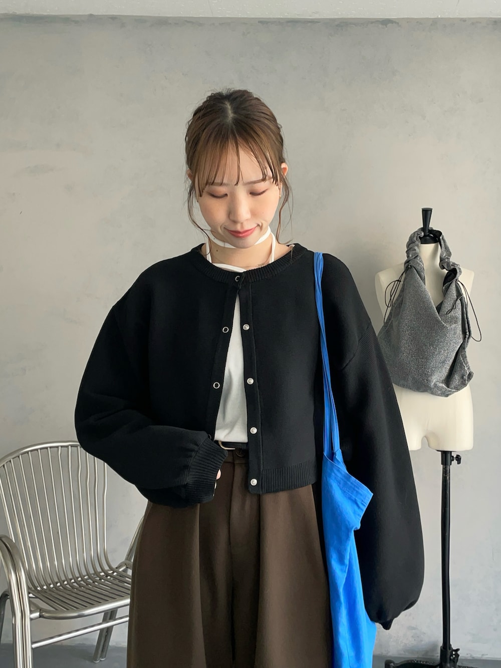 「大人ファッション、カーディガン、タックパンツ、ワイドパンツ、ブラウン、Hey、トートバッグ、パンツスタイル、冬コーデ、春コーデ、ボリューム袖、モノトーン、今日のコーデ、スニーカー、スニーカーコーデ」｜「cheriellaの【cheriella】ベルト付きタックワイドパンツ（その他パンツ、ブラウン系）」を使った、bitaさん（骨格ストレート・レディース・162cm）の冬コーディネートの4枚目の写真