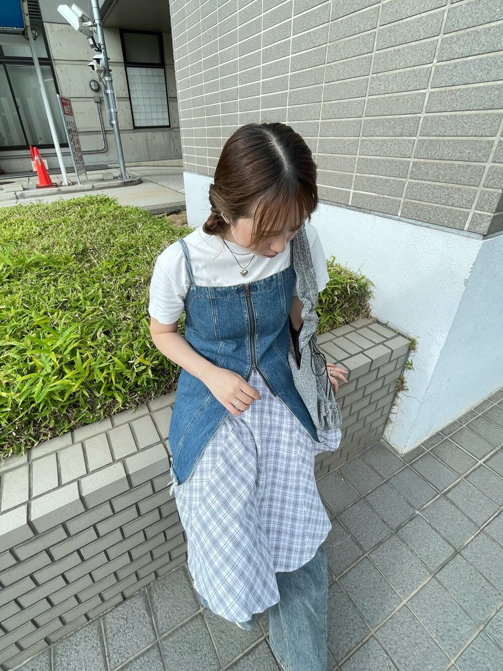 ホワイト系のTシャツ/カットソー、ブルー系のキャミソール、シルバー系のトートバッグを着用したレディースの夏コーディネートの3枚目の写真