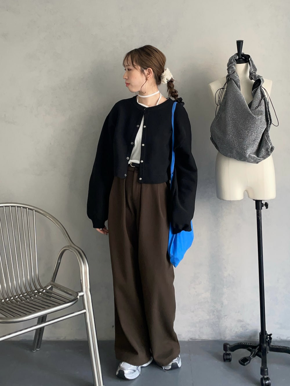 「大人ファッション、カーディガン、タックパンツ、ワイドパンツ、ブラウン、Hey、トートバッグ、パンツスタイル、冬コーデ、春コーデ、ボリューム袖、モノトーン、今日のコーデ、スニーカー、スニーカーコーデ」｜「cheriellaの【cheriella】ベルト付きタックワイドパンツ（その他パンツ、ブラウン系）」を使った、bitaさん（骨格ストレート・レディース・162cm）の冬コーディネートの3枚目の写真