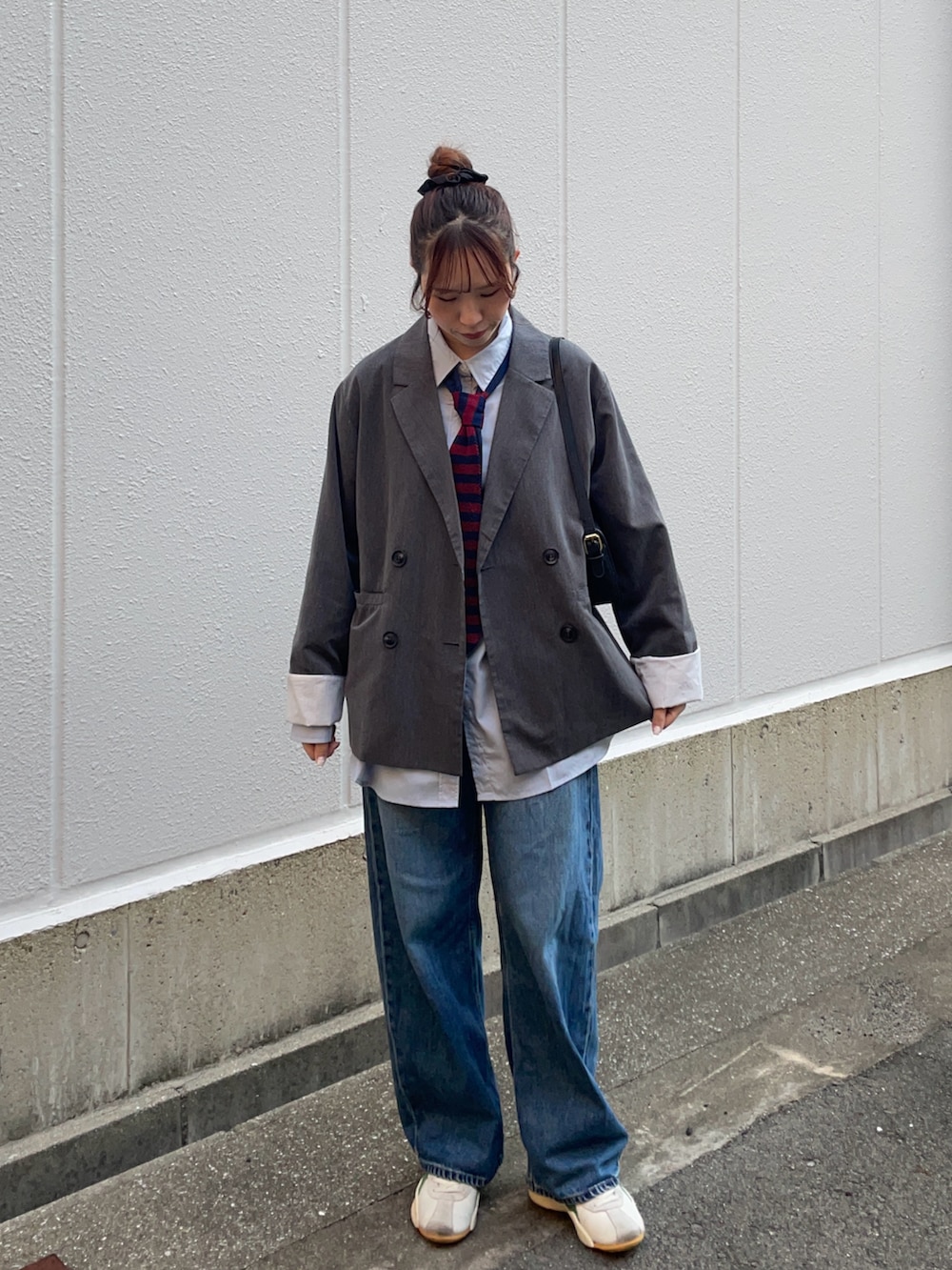 ベージュ系のスニーカー、ブルー系のシャツ/ブラウス、グレー系のテーラードジャケットを着用したレディースの冬コーディネートの3枚目の写真