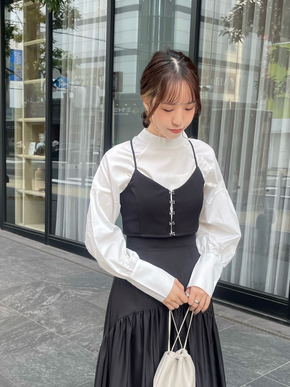 ブラック系のブーツ、ブラック系のスカート、ブラック系のドレスを着用したレディースの秋コーディネートの4枚目の写真