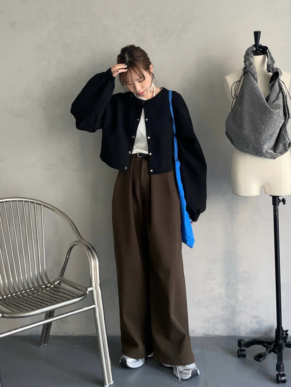「大人ファッション、カーディガン、タックパンツ、ワイドパンツ、ブラウン、Hey、トートバッグ、パンツスタイル、冬コーデ、春コーデ、ボリューム袖、モノトーン、今日のコーデ、スニーカー、スニーカーコーデ」｜「cheriellaの【cheriella】ベルト付きタックワイドパンツ（その他パンツ、ブラウン系）」を使った、bitaさん（骨格ストレート・レディース・162cm）の冬コーディネートの2枚目の写真