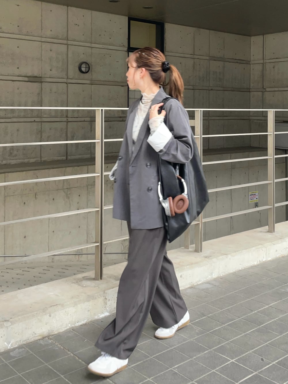 ブラック系のトートバッグ、グレー系のテーラードジャケット、ホワイト系のTシャツ/カットソーを着用したレディースの春コーディネートの3枚目の写真