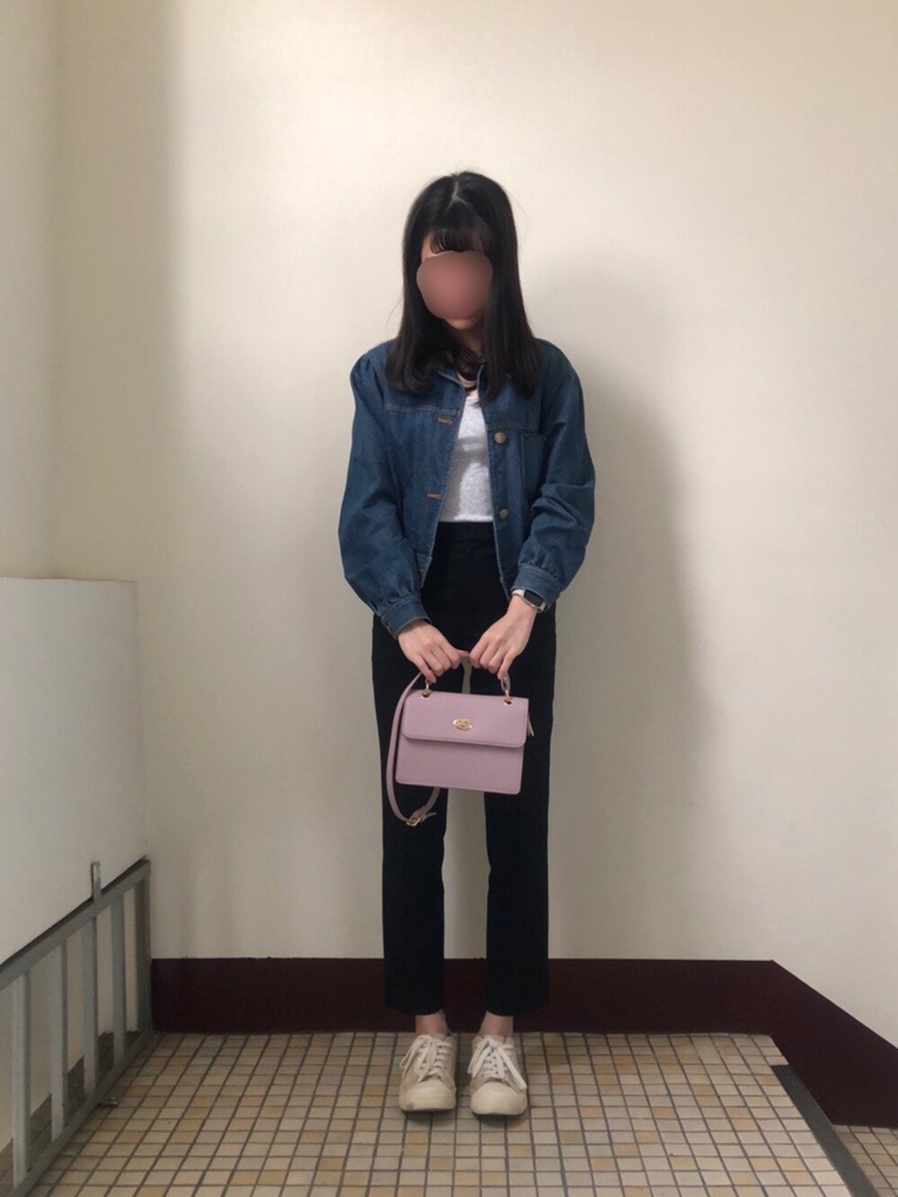 ブラック系のその他パンツ、パープル系のショルダーバッグ、ベージュ系のスニーカーを着用したレディースの春コーディネートの2枚目の写真