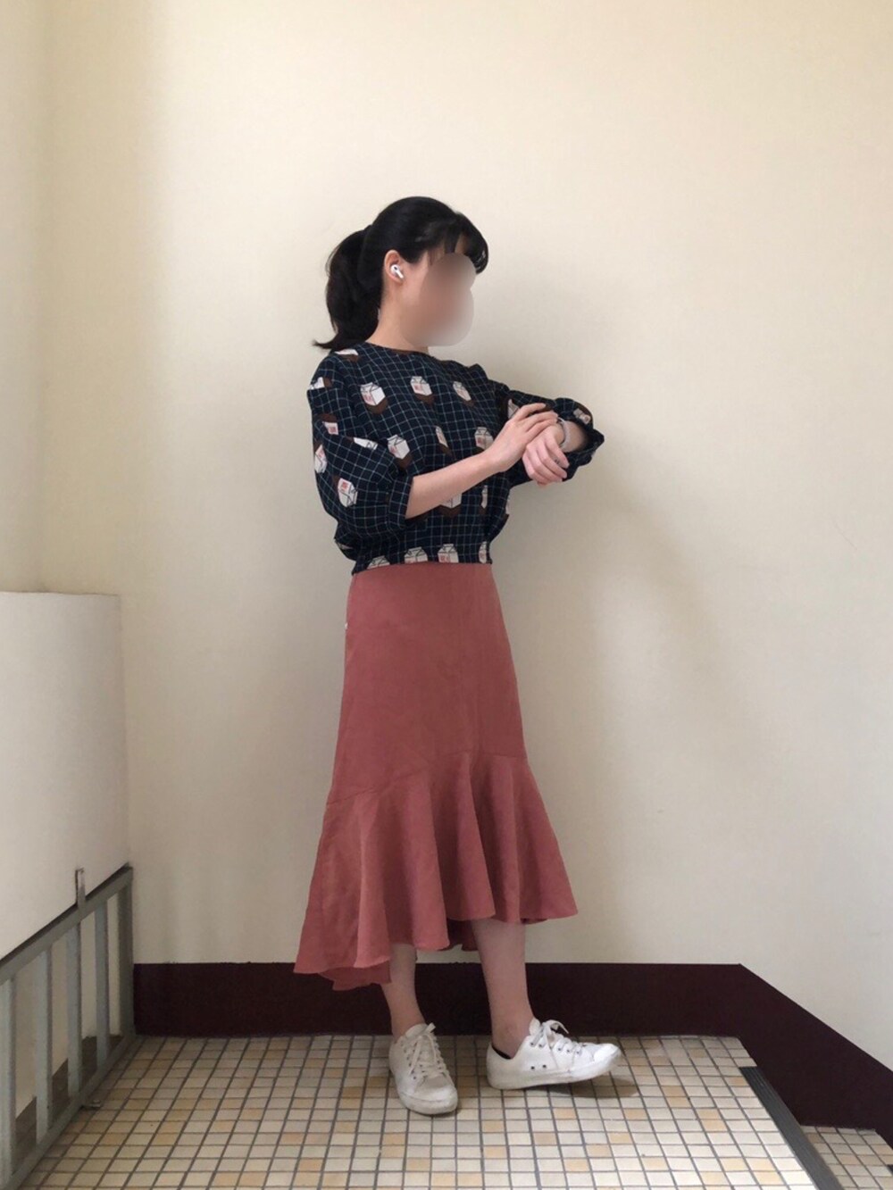 ブルー系のトップス、ホワイト系のスニーカーを着用したレディースの春コーディネートの2枚目の写真