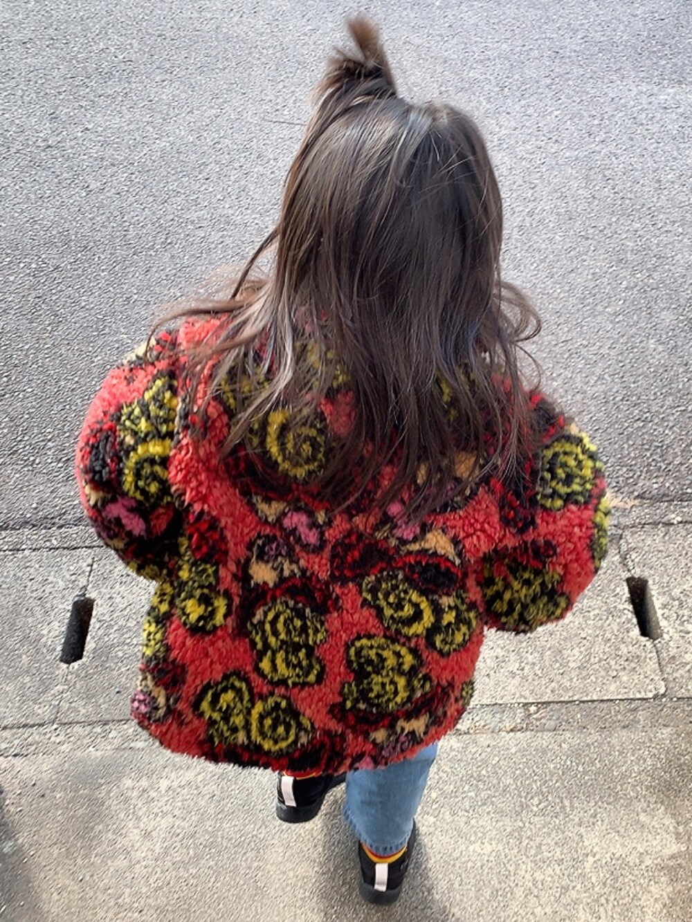 ホワイト系のTシャツ/カットソー、ピンク系のジャケット/アウター、ブルー系のデニムパンツを着用したキッズの春コーディネートの2枚目の写真
