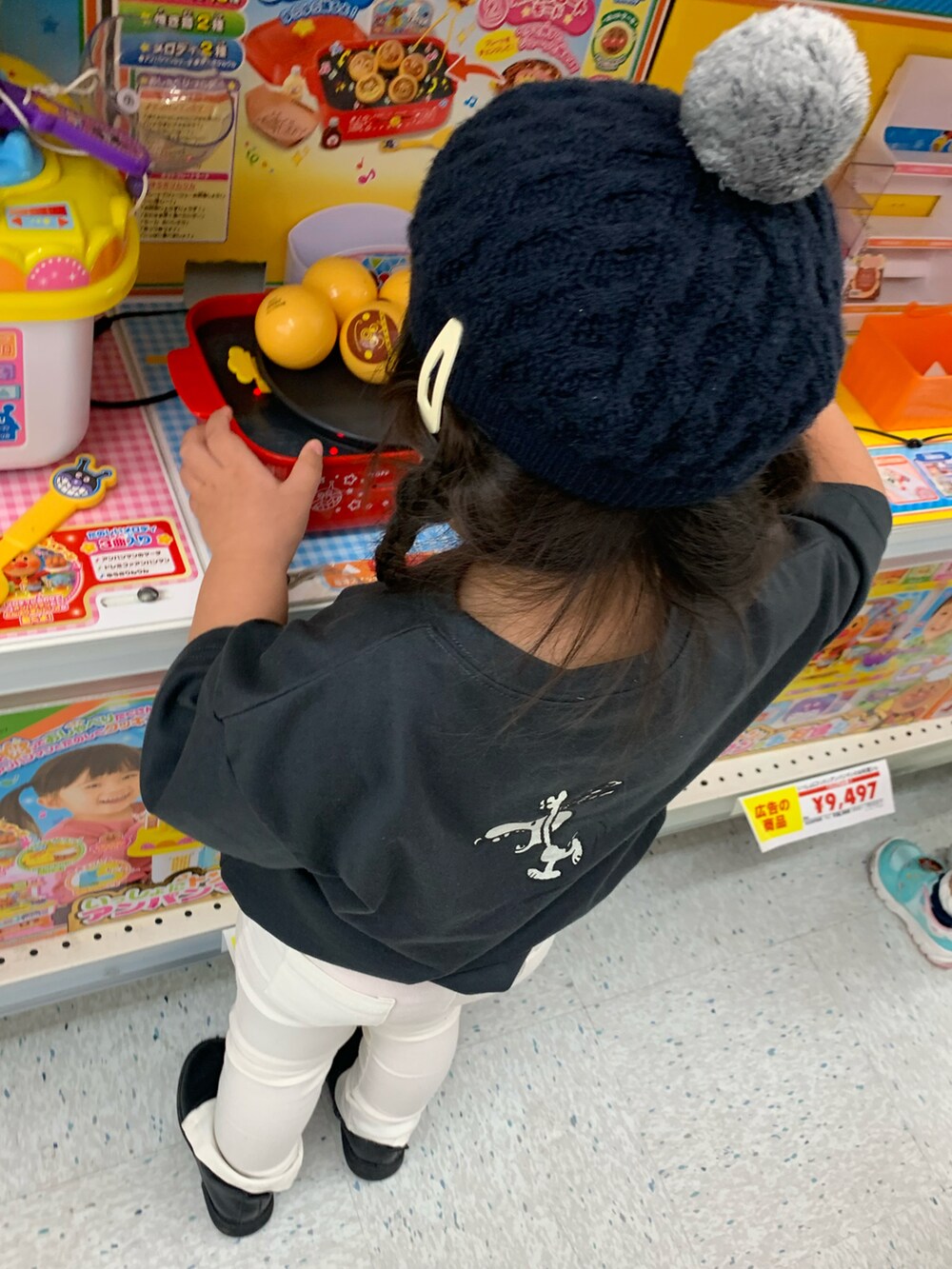 ホワイト系のその他パンツ、グレー系のTシャツ/カットソー、ブルー系のハンチング/ベレー帽を着用したキッズの春コーディネートの2枚目の写真