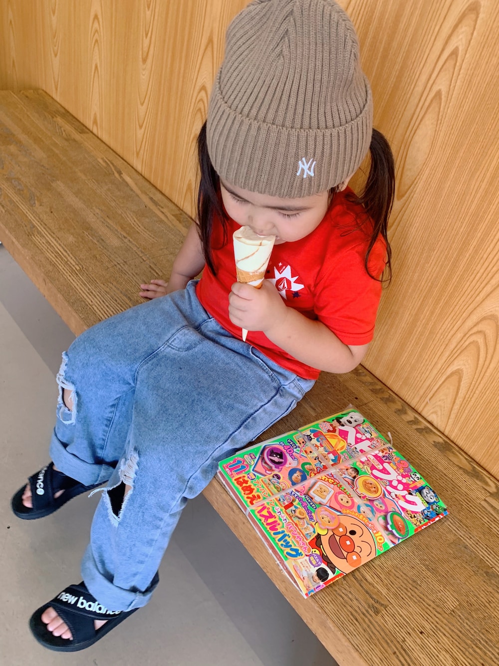 レッド系のTシャツ/カットソー、ブルー系のデニムパンツ、ブラック系のサンダルを着用したキッズの春コーディネートの2枚目の写真