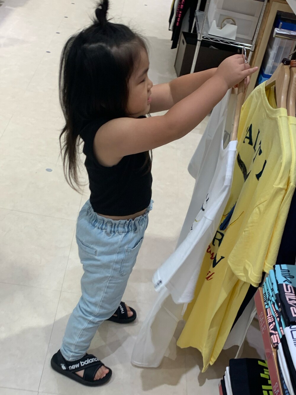 ブルー系のデニムパンツ、ブラック系のサンダル、ブラック系のタンクトップを着用したキッズの春コーディネートの2枚目の写真