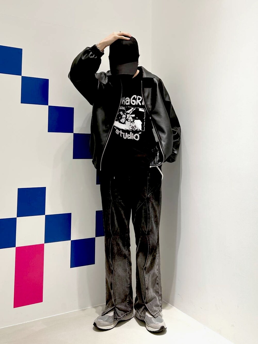 ブラック系のライダースジャケット、ブラック系のデニムパンツを着用したメンズの春コーディネートの2枚目の写真