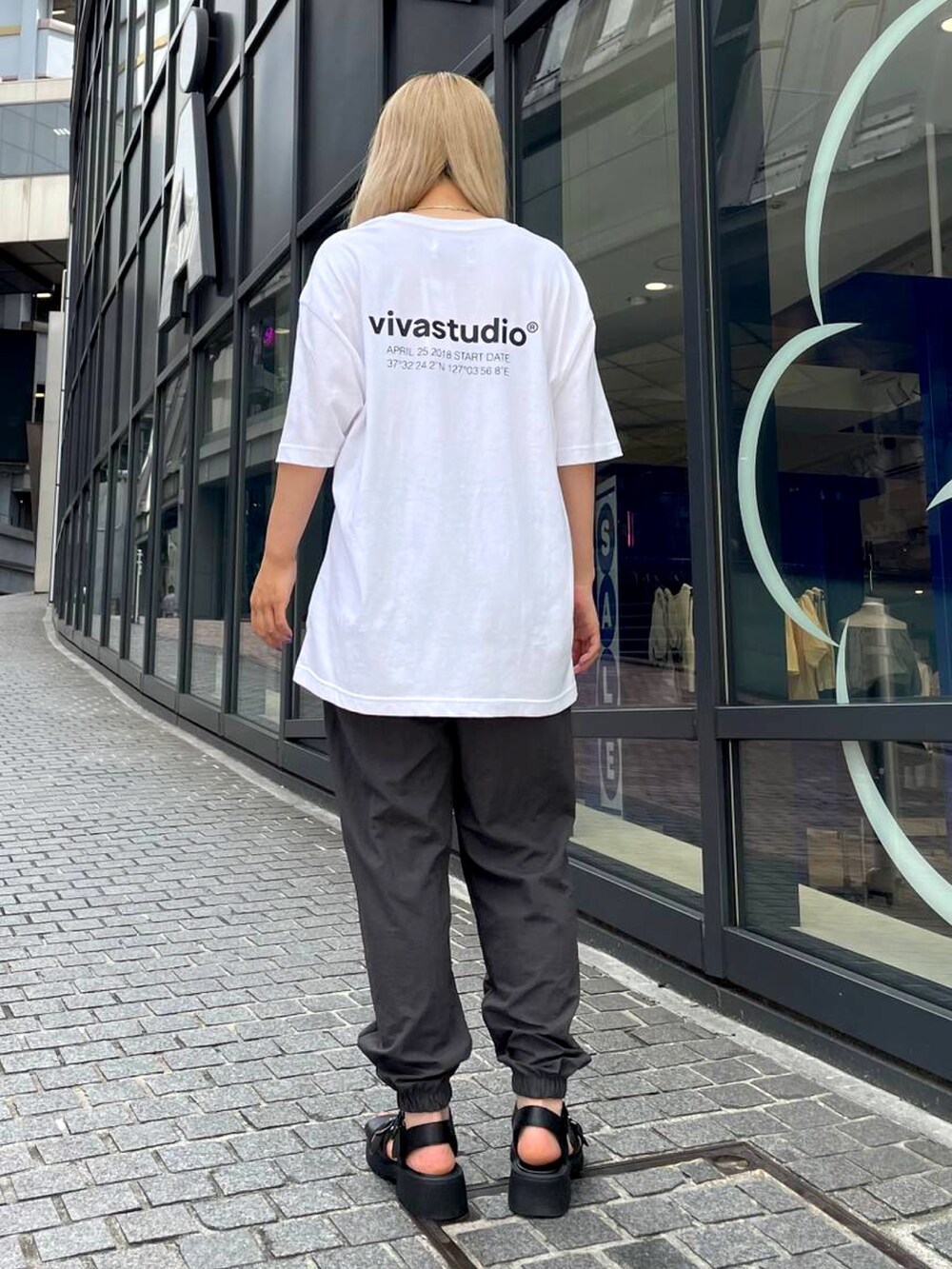 ホワイト系のTシャツ/カットソー、グレー系のその他パンツを着用したレディースの夏コーディネートの2枚目の写真