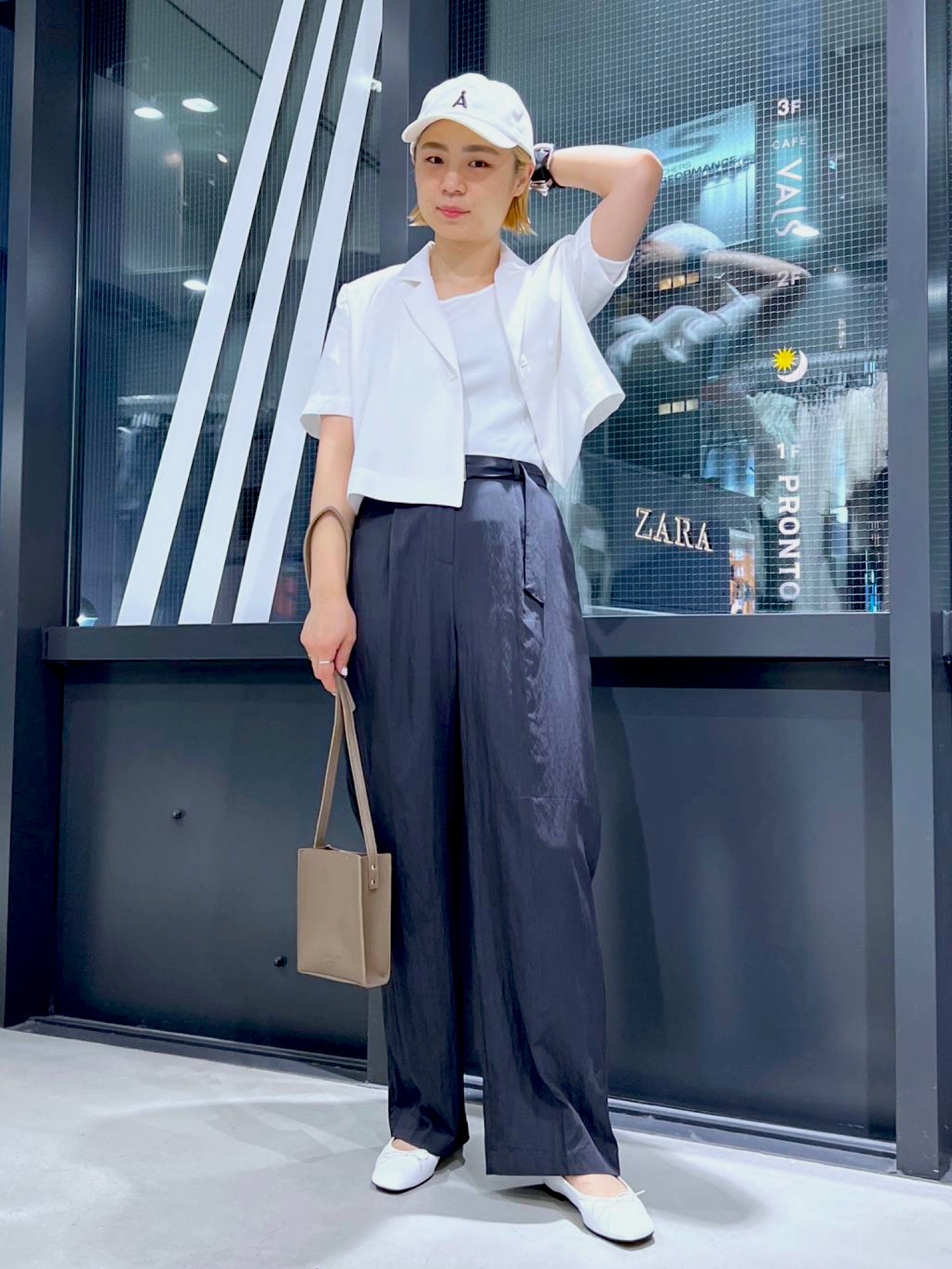 ベージュ系のテーラードジャケット、ベージュ系のTシャツ/カットソー、ブラック系のスラックスを着用したレディースの夏コーディネートの2枚目の写真