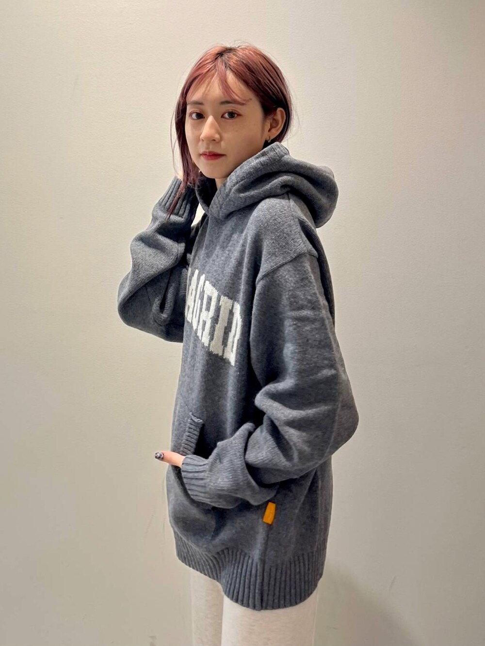 グレー系のスウェットパンツを着用したレディースの秋コーディネートの2枚目の写真