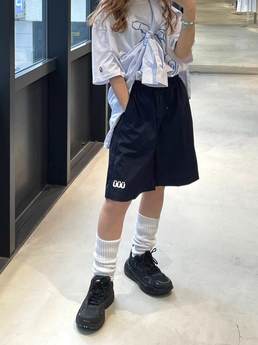 ホワイト系のTシャツ/カットソー、ブラック系のその他パンツ、ブルー系のシャツ/ブラウスを着用したレディースの夏コーディネートの3枚目の写真