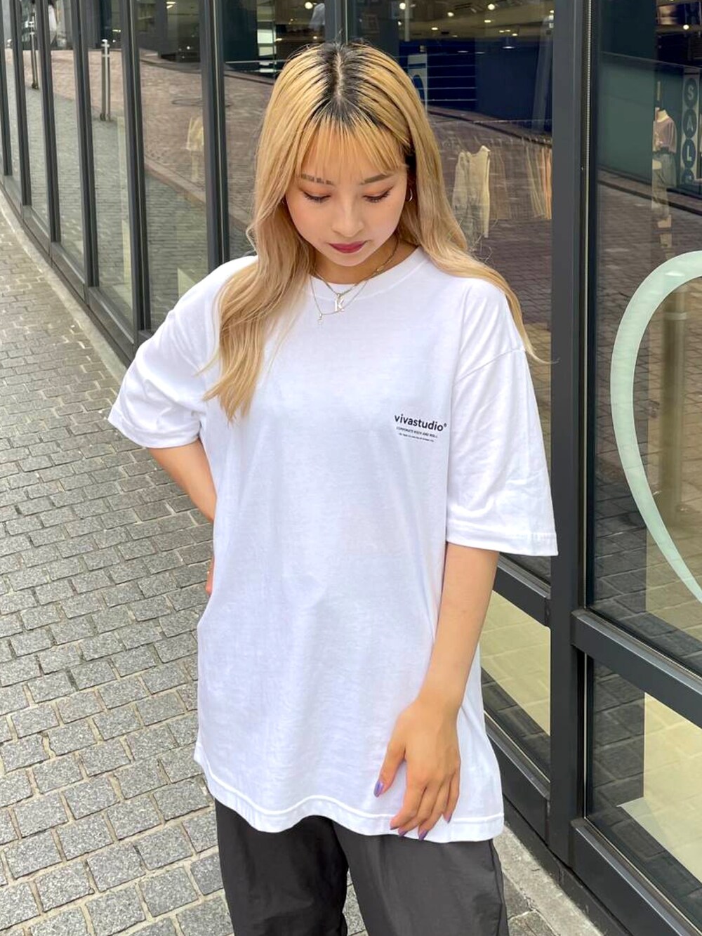 ホワイト系のTシャツ/カットソー、グレー系のその他パンツを着用したレディースの夏コーディネートの3枚目の写真