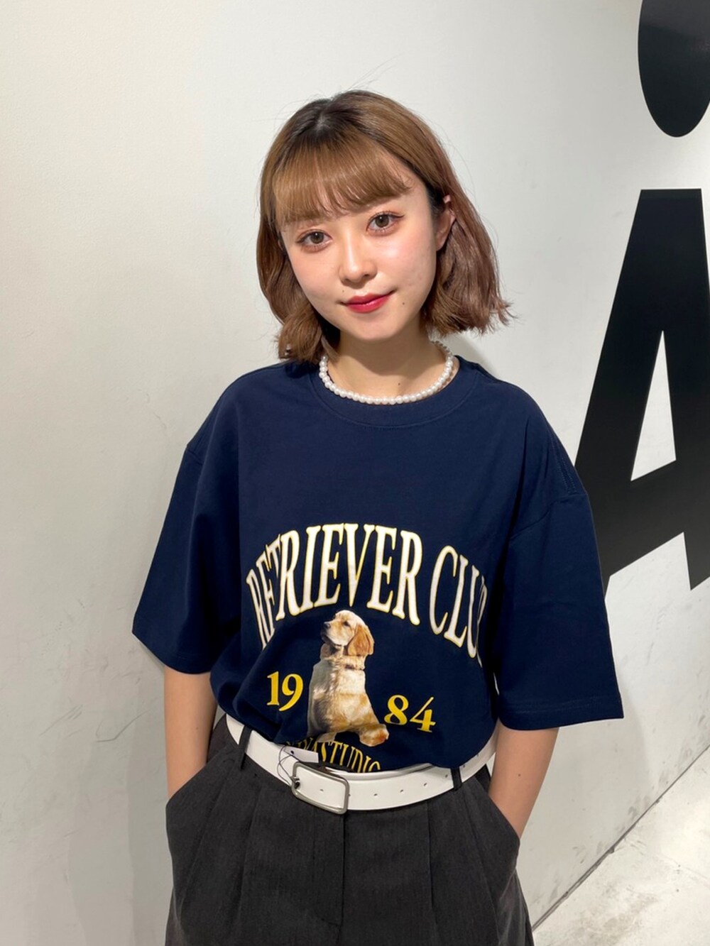 ブルー系のTシャツ/カットソー、グレー系のその他パンツを着用したレディースの春コーディネートの2枚目の写真