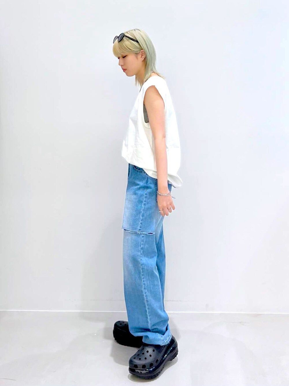 ホワイト系のTシャツ/カットソー、ブルー系のデニムパンツを着用したレディースの春コーディネートの2枚目の写真