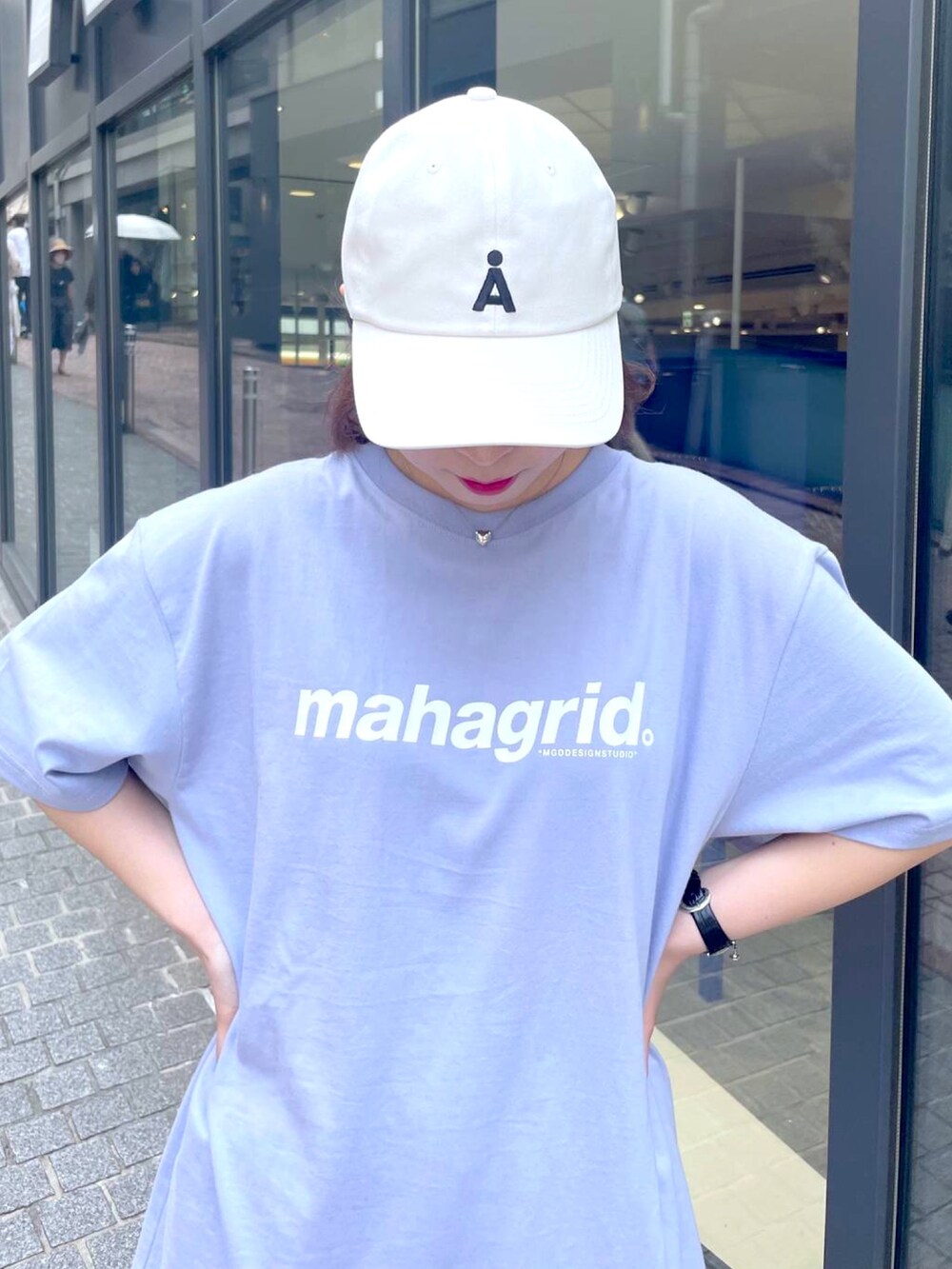 パープル系のTシャツ/カットソー、ホワイト系のキャップを着用したレディースの夏コーディネートの3枚目の写真