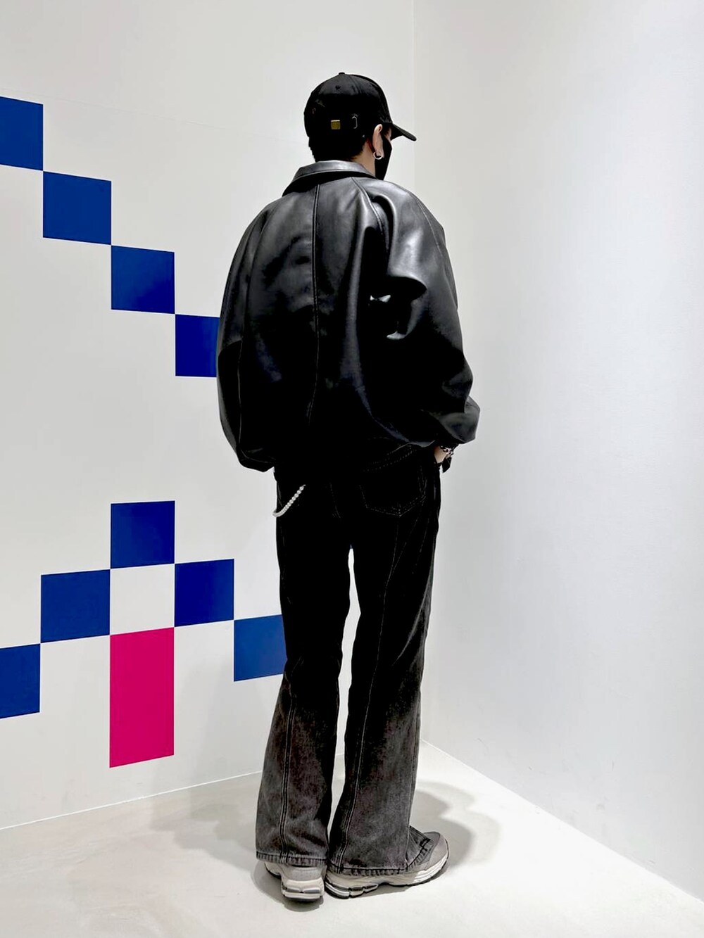 ブラック系のライダースジャケット、ブラック系のデニムパンツを着用したメンズの春コーディネートの3枚目の写真