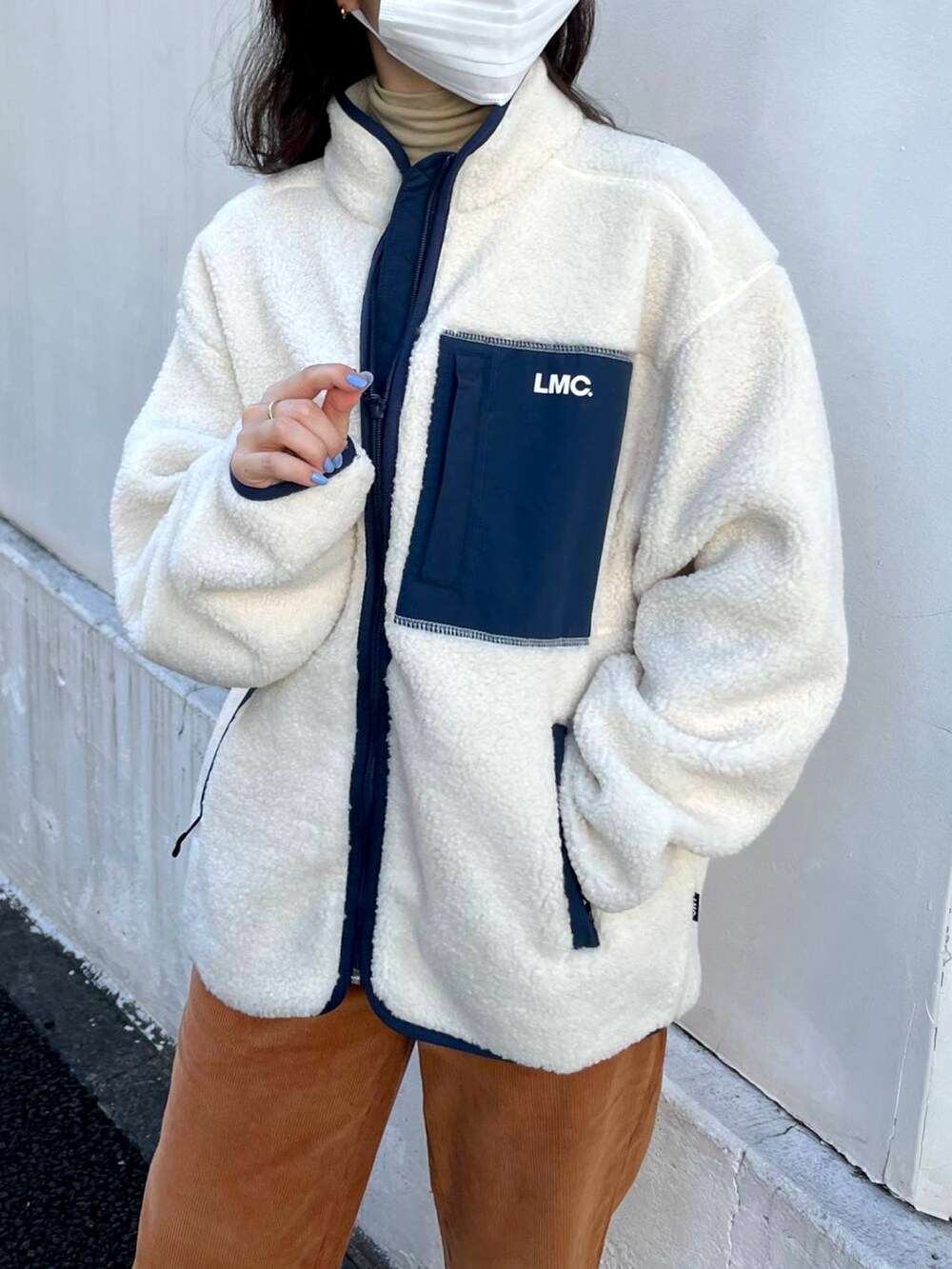 ホワイト系のブルゾン、イエロー系のその他パンツ、グリーン系のTシャツ/カットソーを着用したレディースの秋コーディネートの2枚目の写真