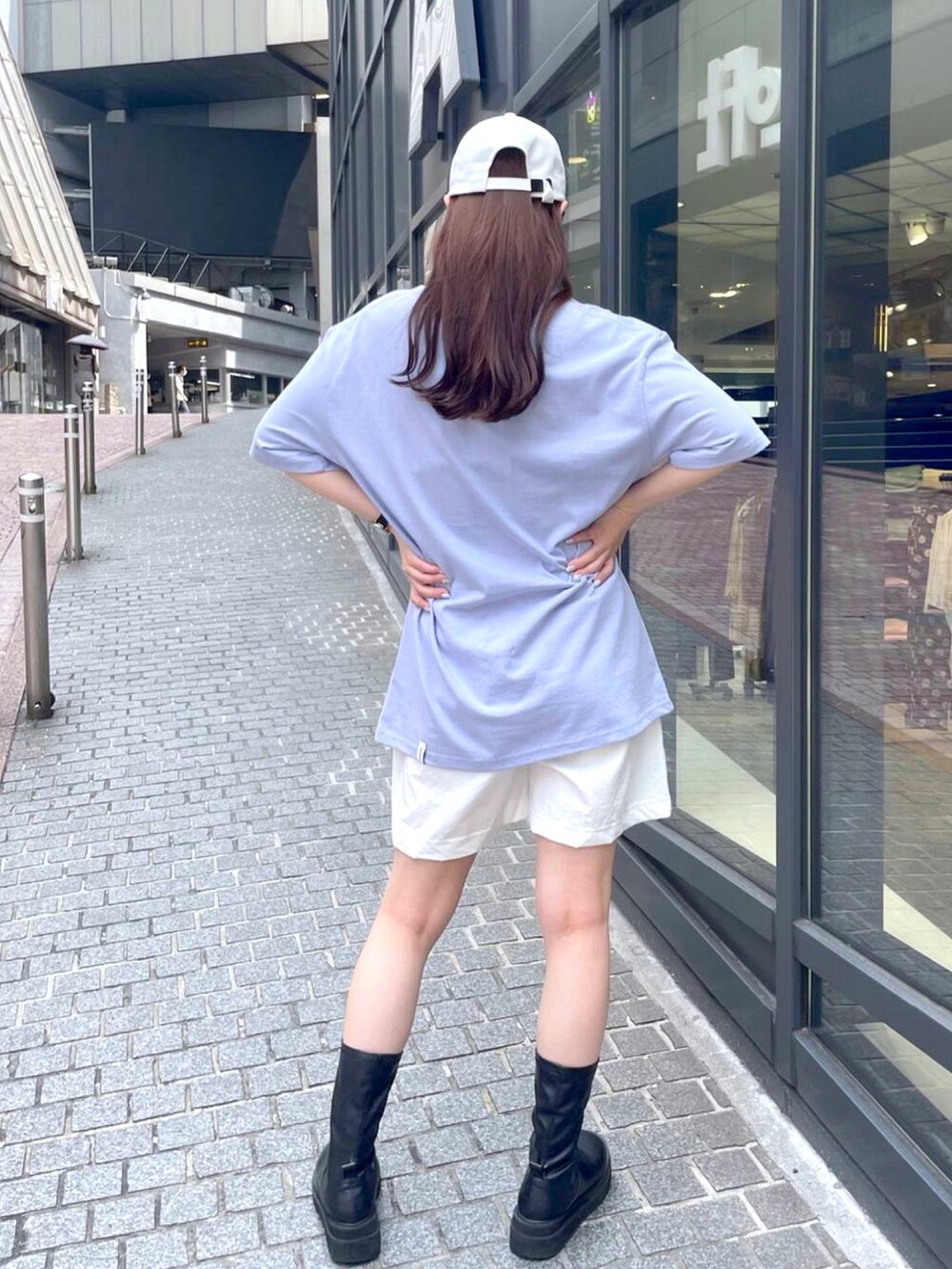 パープル系のTシャツ/カットソー、ホワイト系のキャップを着用したレディースの夏コーディネートの2枚目の写真