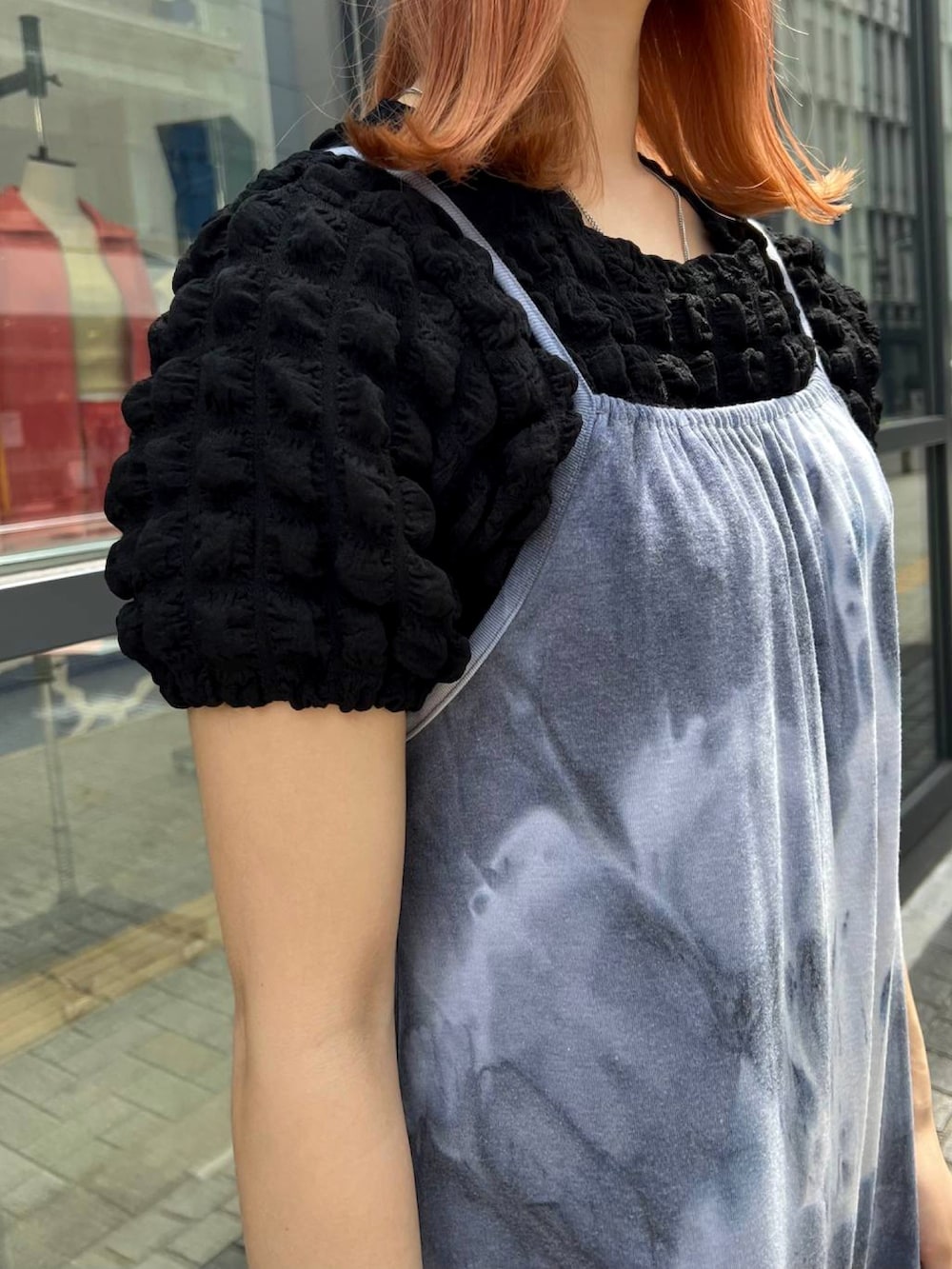 ブラック系のTシャツ/カットソー、ブルー系のワンピース、ブルー系のハットを着用したレディースの春コーディネートの4枚目の写真