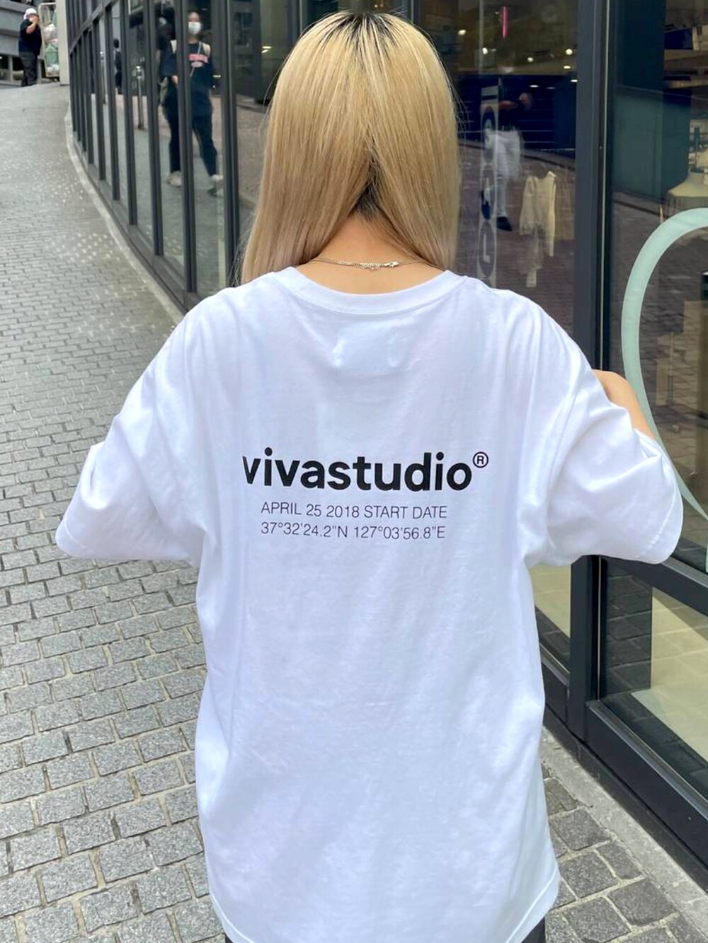 ホワイト系のTシャツ/カットソー、グレー系のその他パンツを着用したレディースの夏コーディネートの4枚目の写真