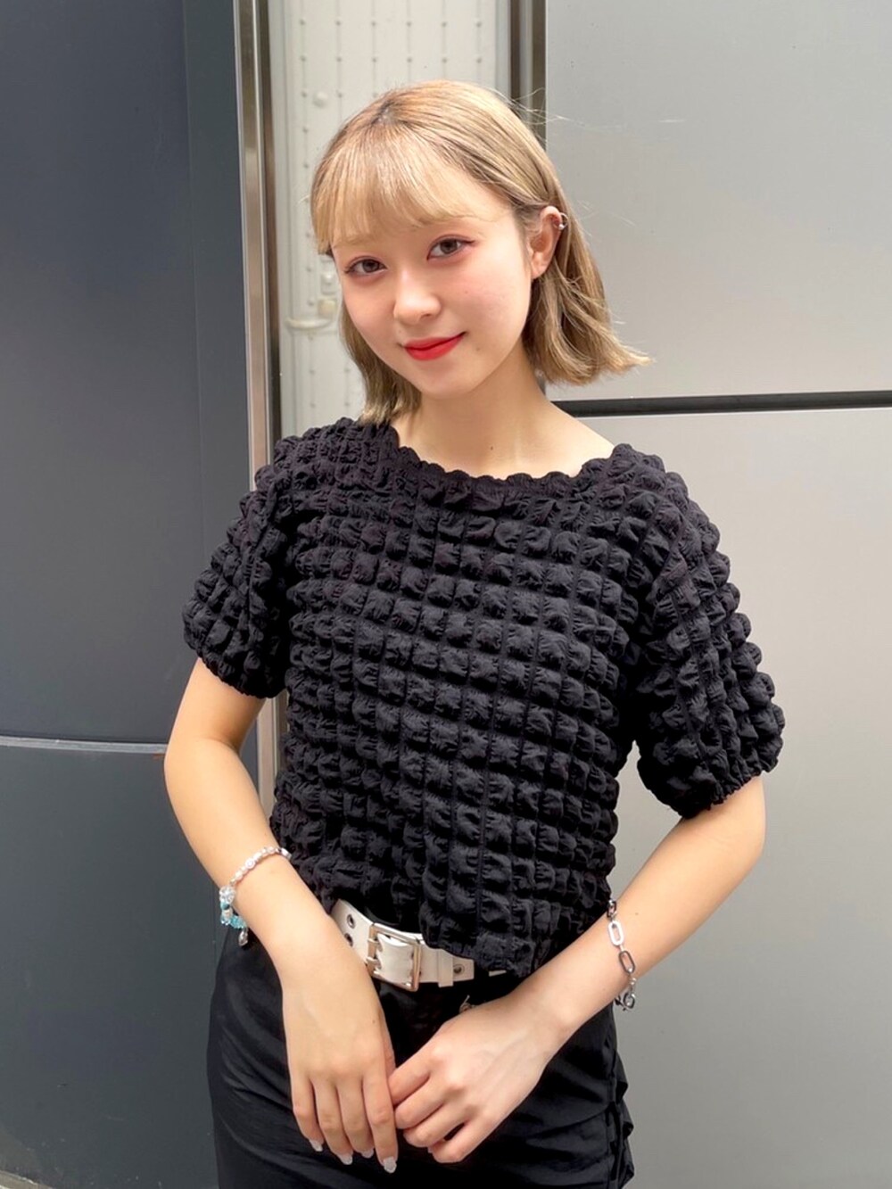 ブラック系のTシャツ/カットソーを着用したレディースの夏コーディネートの2枚目の写真