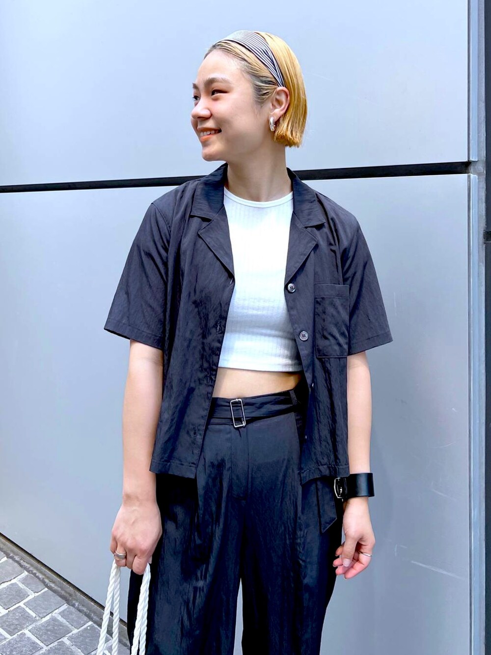 ブラック系のシャツ/ブラウス、ブラック系のスラックス、ベージュ系のTシャツ/カットソーを着用したレディースの夏コーディネートの4枚目の写真