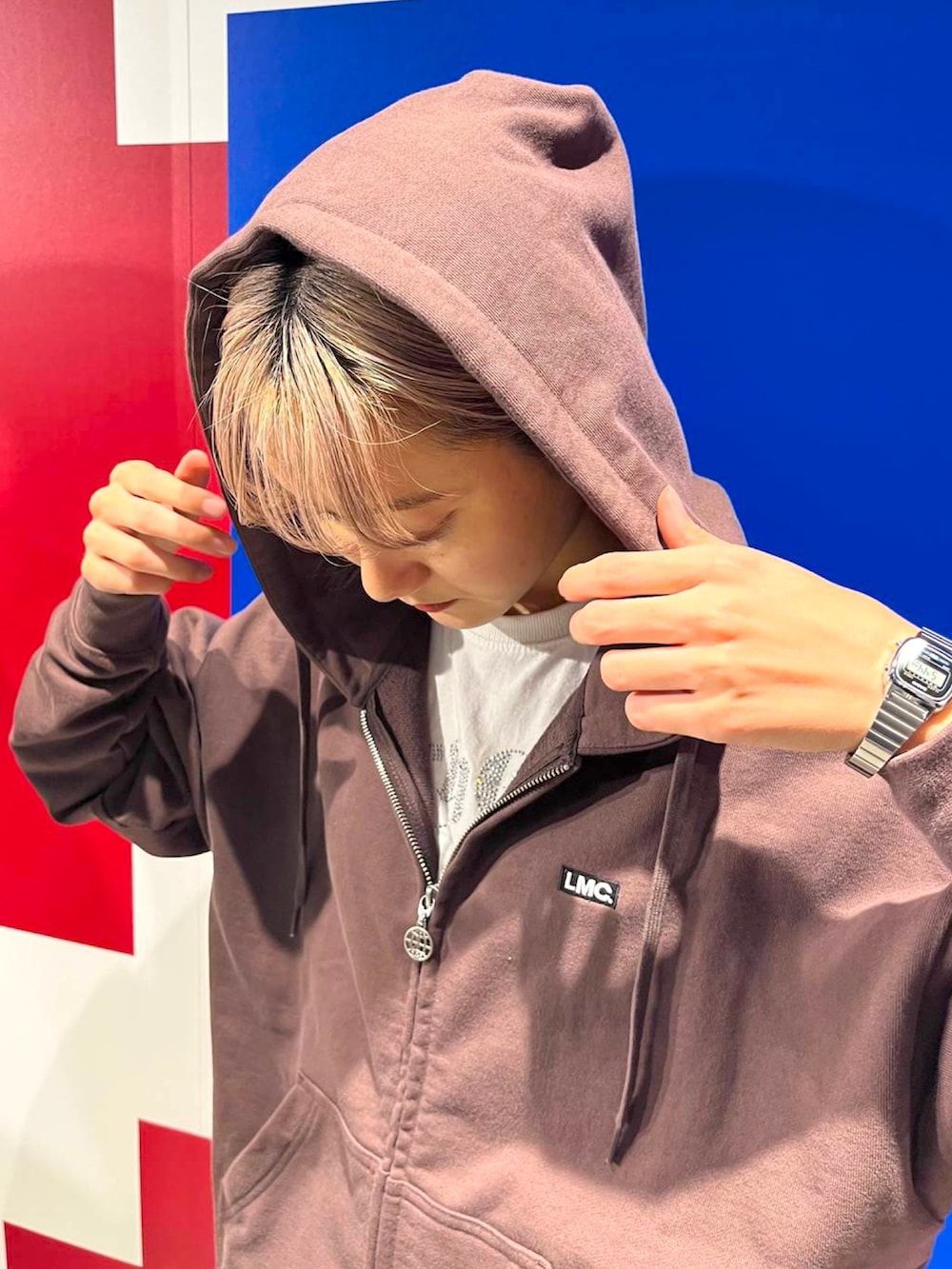 ブラウン系のパーカー、ホワイト系のその他パンツを着用したレディースの秋コーディネートの2枚目の写真