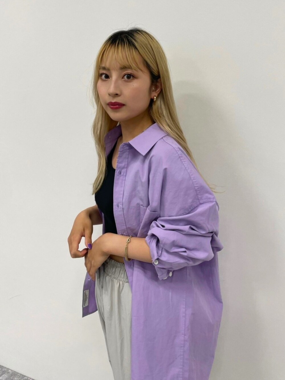 パープル系のシャツ/ブラウス、ブラック系のタンクトップ、グレー系のその他パンツを着用したレディースの夏コーディネートの2枚目の写真