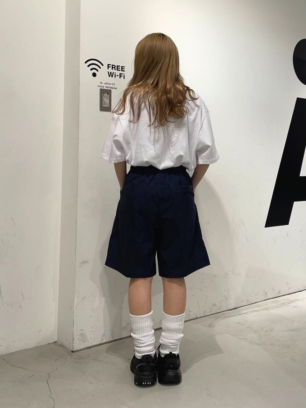 ホワイト系のTシャツ/カットソー、ブラック系のその他パンツ、ブルー系のシャツ/ブラウスを着用したレディースの夏コーディネートの2枚目の写真