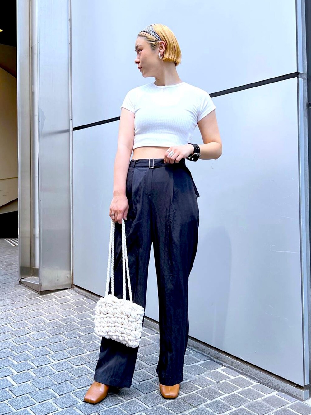 ブラック系のシャツ/ブラウス、ブラック系のスラックス、ベージュ系のTシャツ/カットソーを着用したレディースの夏コーディネートの3枚目の写真