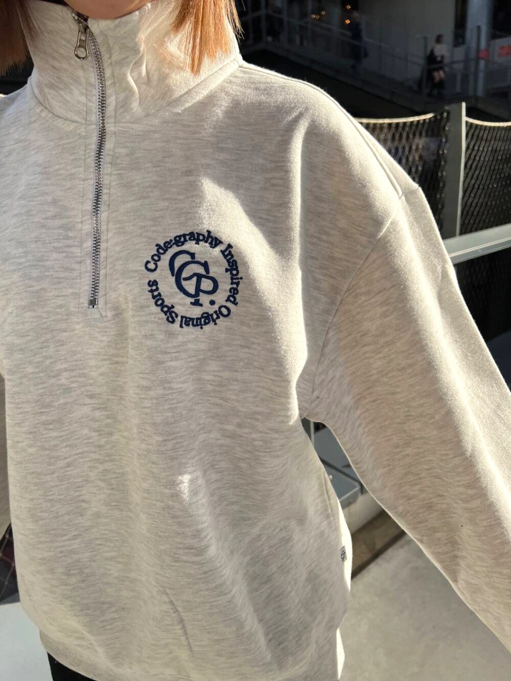 ベージュ系のダウンジャケット/コート、グレー系のスウェット、ブラック系のスカートを着用したレディースの冬コーディネートの3枚目の写真