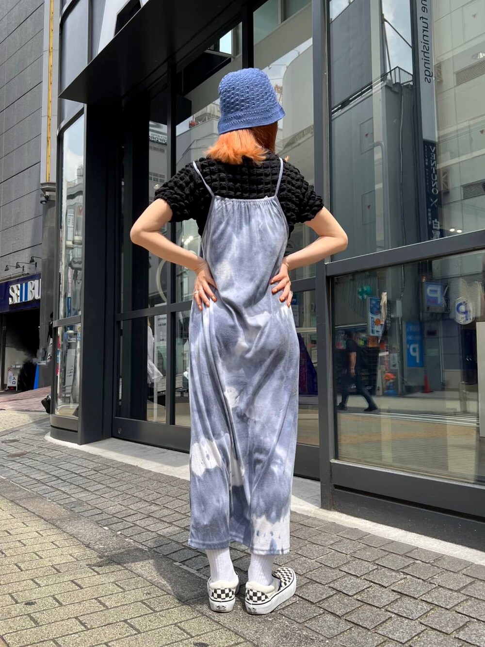 ブラック系のTシャツ/カットソー、ブルー系のワンピース、ブルー系のハットを着用したレディースの春コーディネートの3枚目の写真